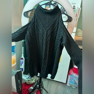 RD style, sweater with holes in the shoulder